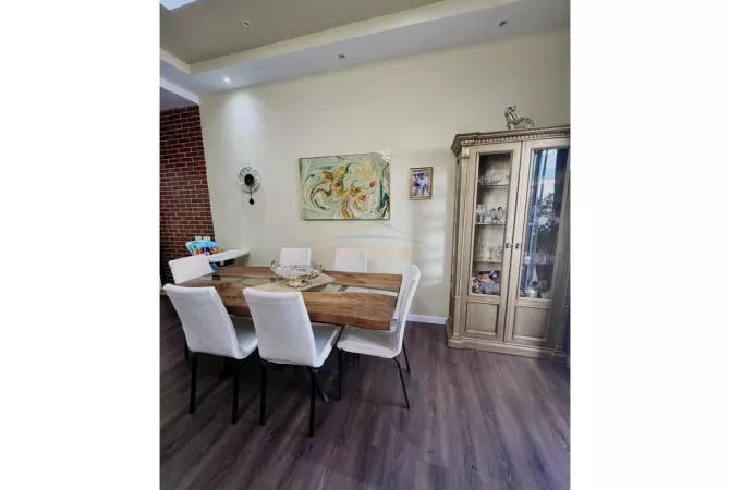 Shtepi ne shitje Apartament ne Tirane, 1+1, Mobilimi E mobiluar, Pagesa 165,000  Euro.