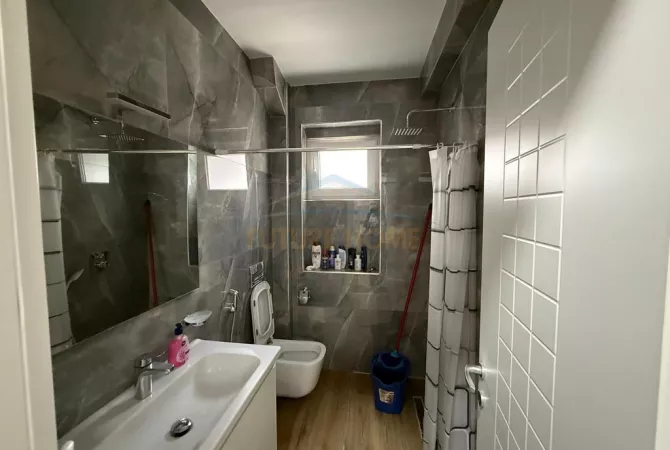 Shtepi ne shitje Apartament ne Tirane, 2+1, Mobilimi E mobiluar, Pagesa 210,000  Euro.