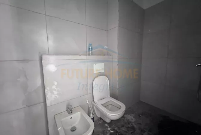 Shtepi ne shitje Apartament ne Tirane, 1+1, Mobilimi Bosh, pa mobiluar, Pagesa 93,500  Euro.