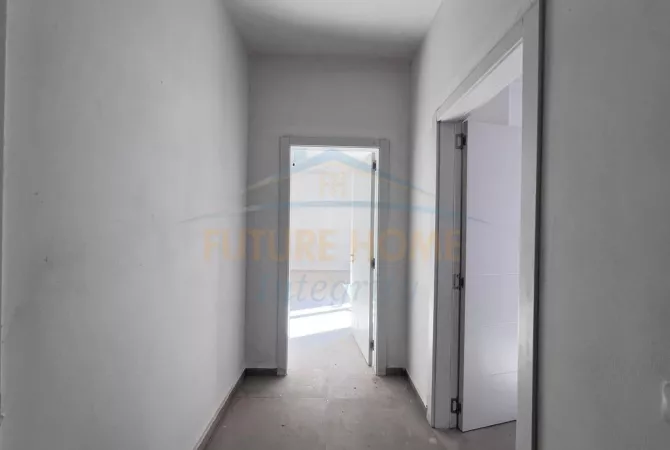 Shtepi ne shitje Apartament ne Tirane, 1+1, Mobilimi Bosh, pa mobiluar, Pagesa 93,500  Euro.