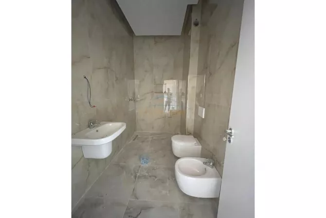 Shtepi ne shitje Apartament ne Tirane, 2+1, Mobilimi Bosh, pa mobiluar, Pagesa 320,000  Euro.