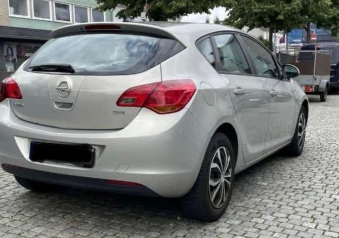 Jepet Makina Opel Astra  Me Qera Duke Filluar Nga 30 Euro Dita