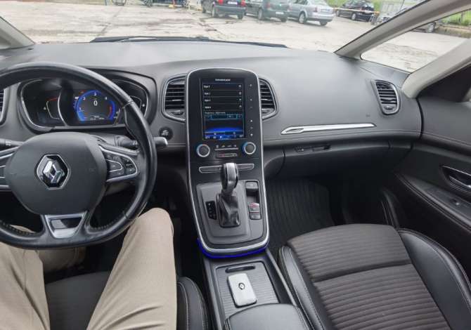 Jepet me qera Renault Scenic duke filluar nga 37 euro ne dite