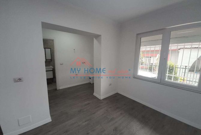 Shtepi ne shitje Apartament ne Tirane, Garsoniere, Mobilimi Bosh, pa mobiluar, Pagesa 70,000  Euro.