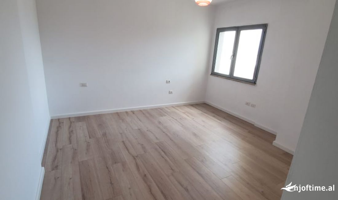 Shtepi ne shitje Apartament ne Tirane, 1+1, Mobilimi Bosh, pa mobiluar, Pagesa 147,500  Euro.