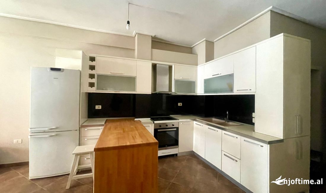 Shtepi me qera Apartament ne Tirane, 2+1, Mobilimi E mobiluar, Pagesa 300  Euro.