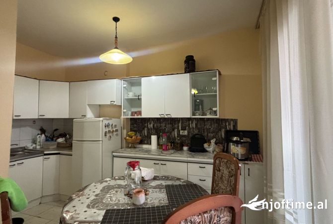 Shtepi ne shitje Apartament ne Tirane, 2+1, Mobilimi E mobiluar, Pagesa 187,000  Euro.