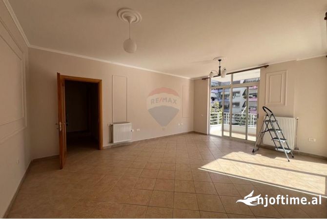 Ambient biznesi me qera 3+1 ne Tirane - 600 Euro