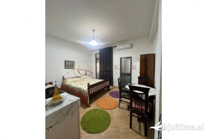 Shtepi ne shitje Apartament ne Durres, 7+1, Mobilimi E mobiluar, Pagesa 450,001  Euro.