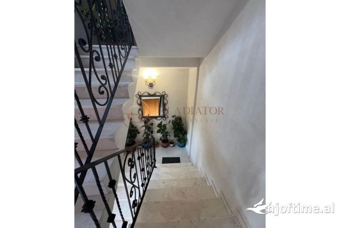 Shtepi ne shitje Apartament ne Durres, 7+1, Mobilimi E mobiluar, Pagesa 450,001  Euro.