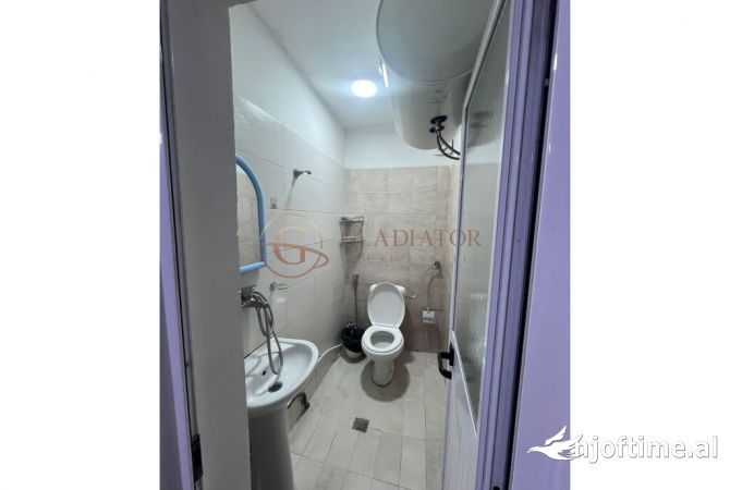 Shtepi ne shitje Apartament ne Durres, 7+1, Mobilimi E mobiluar, Pagesa 450,001  Euro.