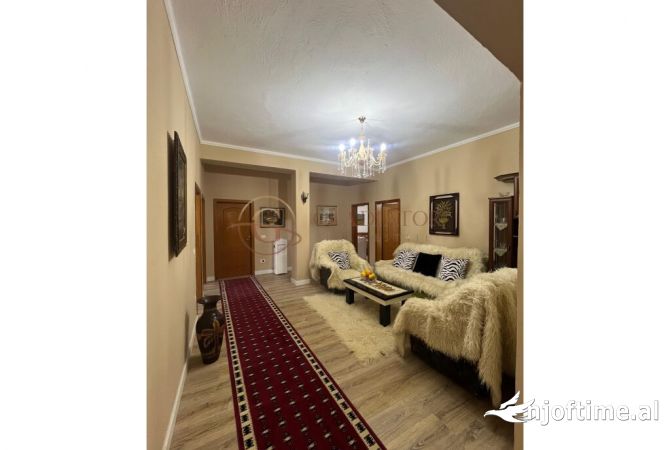 Shtepi ne shitje Apartament ne Durres, 7+1, Mobilimi E mobiluar, Pagesa 450,001  Euro.