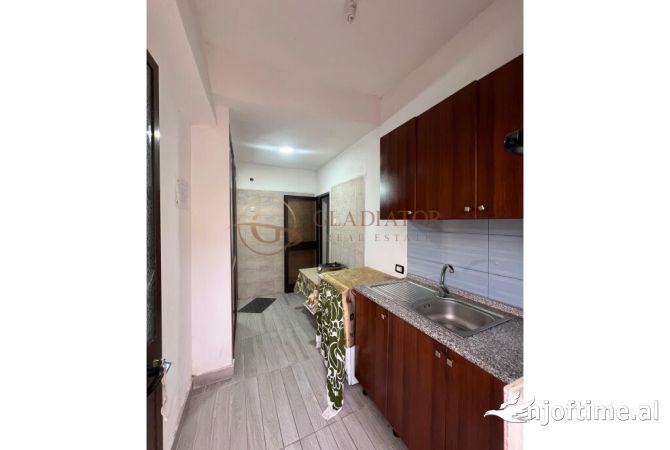Shtepi ne shitje Apartament ne Durres, 7+1, Mobilimi E mobiluar, Pagesa 450,001  Euro.