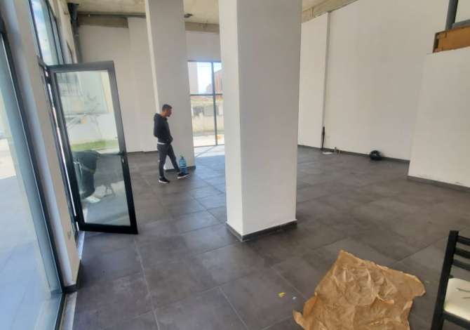 Jepet ambjent me qera per biznes  tek Komuna Parisit