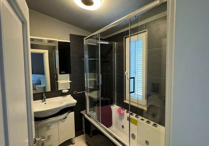 Shtepi ne shitje Vila Luksoze ne Tirane, 2+1, Mobilimi E mobiluar, Pagesa 650,000  Euro.