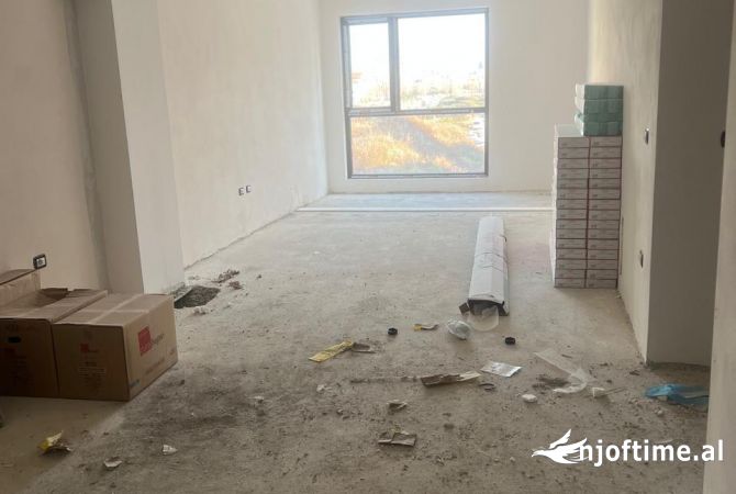 Shtepi ne shitje Apartament ne Tirane, 1+1, Mobilimi Bosh, pa mobiluar, Pagesa 135,000  Euro.