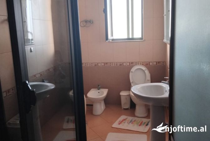 Shtepi ne shitje Apartament ne Tirane, 3+1, Mobilimi E mobiluar, Pagesa 215,000  Euro.