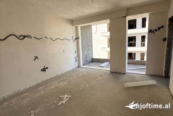 Shtepi ne shitje Apartament ne Durres, 2+1, Mobilimi Bosh, pa mobiluar, Pagesa 111,000  Euro.