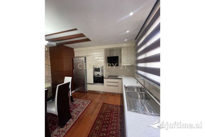 Shtepi me qera Apartament ne Tirane, 2+1, Mobilimi E mobiluar, Pagesa 900  Euro.