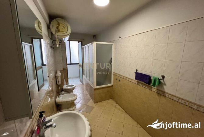 Ambient biznesi me qera 3+1 ne Tirane - 790 Euro