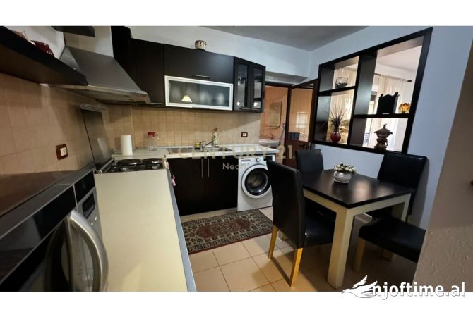 Shtepi ne shitje Apartament ne Tirane, 1+1, Mobilimi E mobiluar, Pagesa 130,000  Euro.