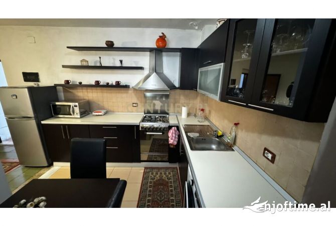 Shtepi ne shitje Apartament ne Tirane, 1+1, Mobilimi E mobiluar, Pagesa 130,000  Euro.