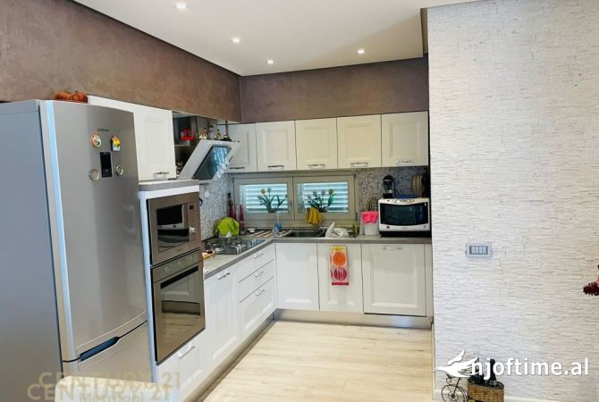 Shtepi ne shitje Apartament ne Tirane, 2+1, Mobilimi E mobiluar, Pagesa 270,000  Euro.