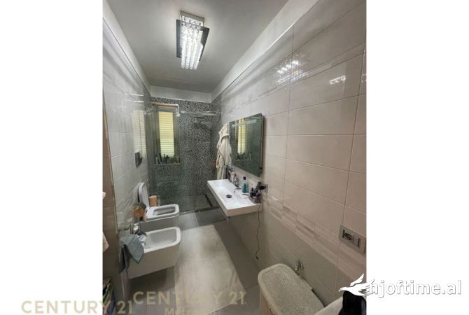 Shtepi ne shitje Apartament ne Tirane, 2+1, Mobilimi E mobiluar, Pagesa 270,000  Euro.