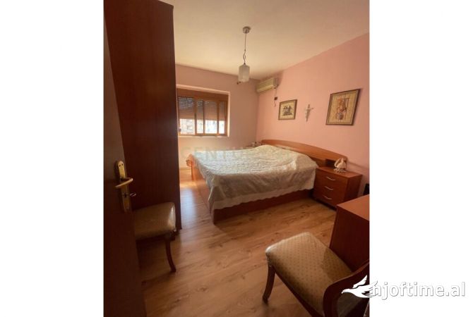 Shtepi ne shitje Apartament ne Tirane, 2+1, Mobilimi E mobiluar, Pagesa 110,000  Euro.