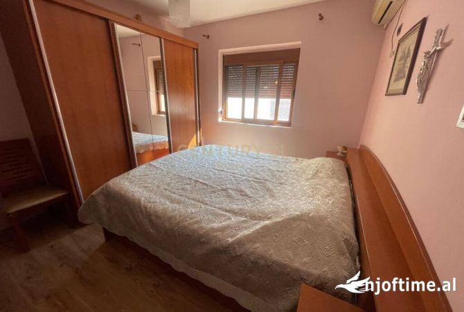 Shtepi ne shitje Apartament ne Tirane, 2+1, Mobilimi E mobiluar, Pagesa 110,000  Euro.