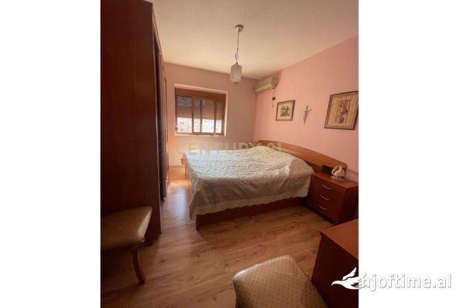 Shtepi ne shitje Apartament ne Tirane, 2+1, Mobilimi E mobiluar, Pagesa 110,000  Euro.