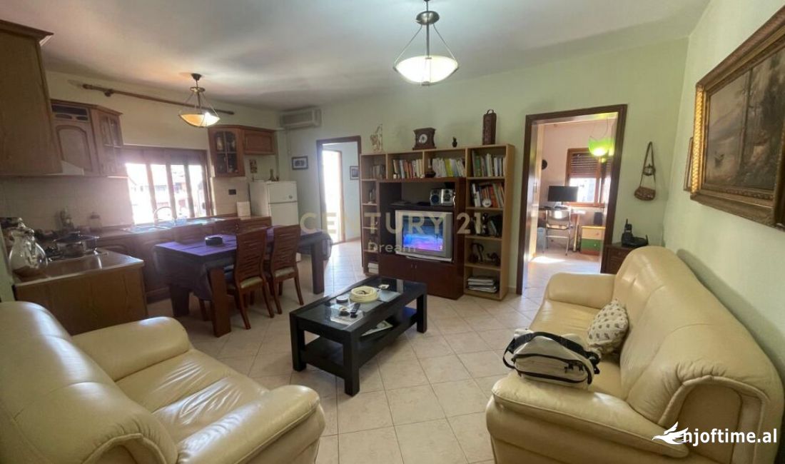 Shtepi ne shitje Apartament ne Tirane, 2+1, Mobilimi E mobiluar, Pagesa 110,000  Euro.