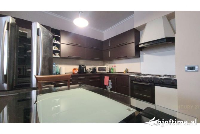 Shtepi me qera Apartament ne Tirane, 2+1, Mobilimi E mobiluar, Pagesa 700  Euro.