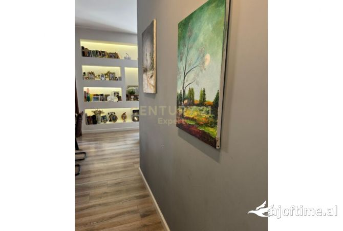 Shtepi ne shitje Apartament ne Tirane, 2+1, Mobilimi E mobiluar, Pagesa 235,000  Euro.