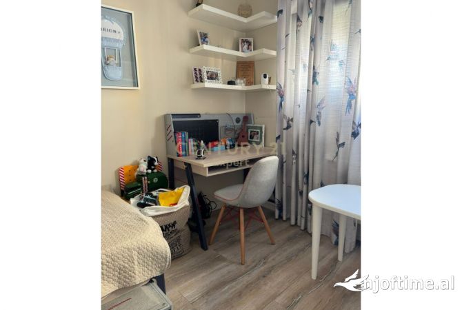 Shtepi ne shitje Apartament ne Tirane, 2+1, Mobilimi E mobiluar, Pagesa 235,000  Euro.