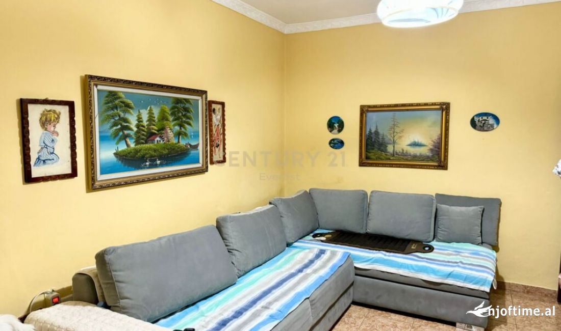 Shtepi ne shitje Apartament ne Tirane, 2+1, Mobilimi E mobiluar, Pagesa 80,000  Euro.