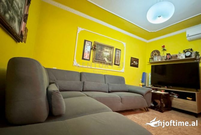 Shtepi ne shitje Apartament ne Tirane, 2+1, Mobilimi E mobiluar, Pagesa 80,000  Euro.