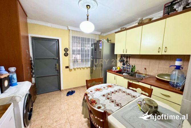 Shtepi ne shitje Apartament ne Tirane, 2+1, Mobilimi E mobiluar, Pagesa 80,000  Euro.