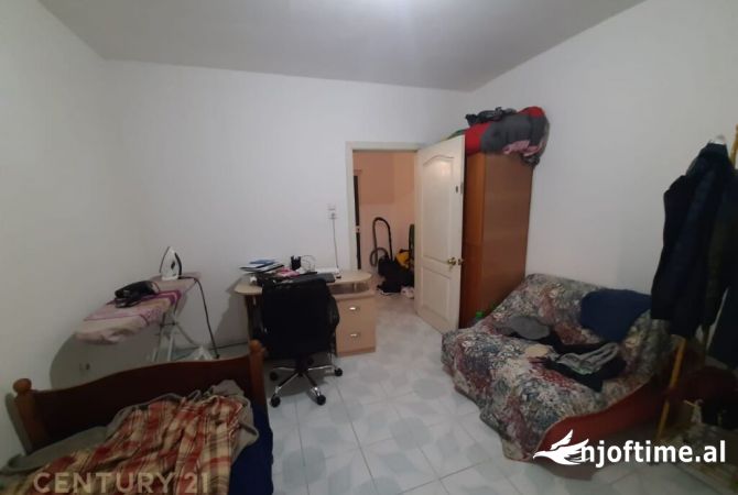 Shtepi ne shitje Apartament ne Tirane, 1+1, Mobilimi Pjeserisht e mobiluar, Pagesa 90,000  Euro.