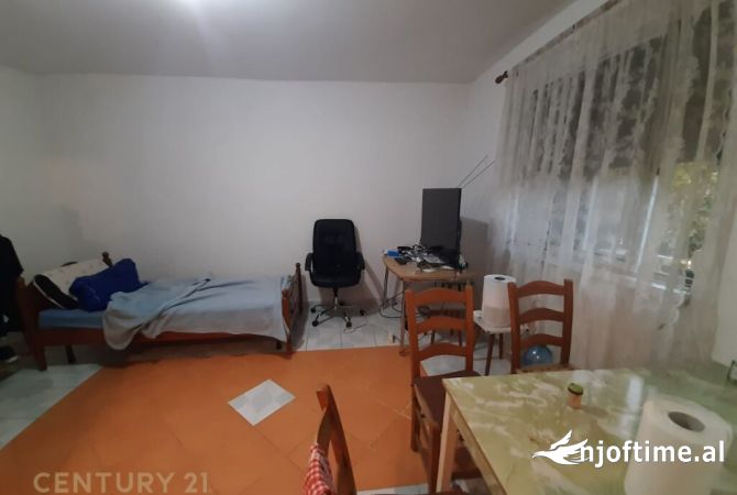 Shtepi ne shitje Apartament ne Tirane, 1+1, Mobilimi Pjeserisht e mobiluar, Pagesa 90,000  Euro.