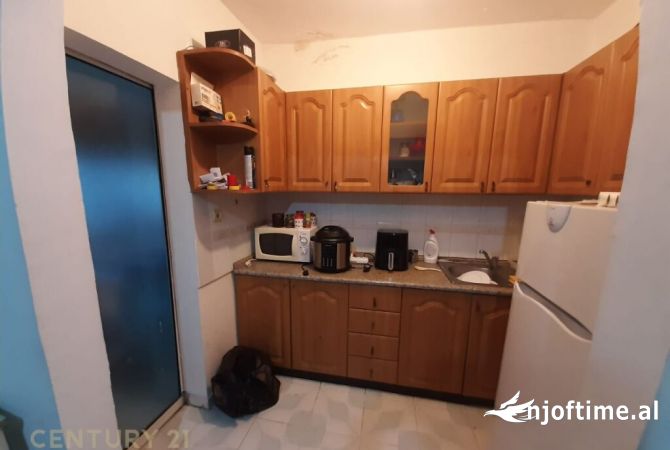 Shtepi ne shitje Apartament ne Tirane, 1+1, Mobilimi Pjeserisht e mobiluar, Pagesa 90,000  Euro.