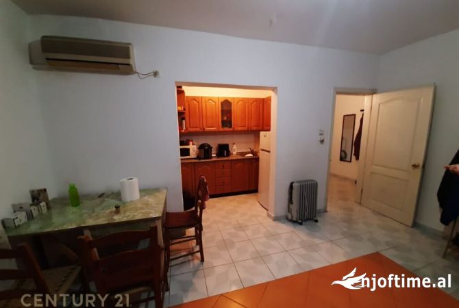 Shtepi ne shitje Apartament ne Tirane, 1+1, Mobilimi Pjeserisht e mobiluar, Pagesa 90,000  Euro.