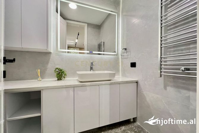 Shtepi me qera Apartament ne Tirane, 2+1, Mobilimi E mobiluar, Pagesa 2,300  Euro.