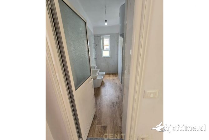 Shtepi ne shitje Apartament ne Tirane, 2+1, Mobilimi E mobiluar, Pagesa 129,000  Euro.