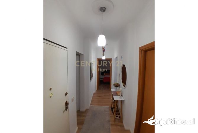 Shtepi ne shitje Apartament ne Tirane, 2+1, Mobilimi E mobiluar, Pagesa 148,000  Euro.