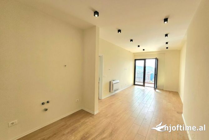 Ambient biznesi me qera 3+1 ne Tirane - 800 Euro