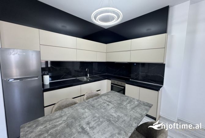 Shtepi me qera Apartament ne Tirane, 3+1, Mobilimi E mobiluar, Pagesa 1,200  Euro.