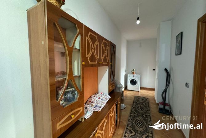 Shtepi ne shitje Apartament ne Tirane, 2+1, Mobilimi E mobiluar, Pagesa 125,000  Euro.