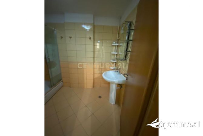 Shtepi me qera Apartament ne Tirane, 3+1, Mobilimi E mobiluar, Pagesa 600  Euro.