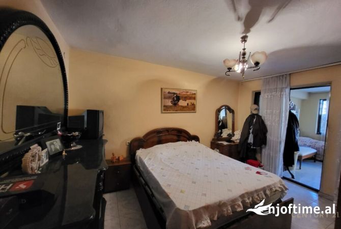 Shtepi ne shitje Apartament ne Tirane, 3+1, Mobilimi E mobiluar, Pagesa 140,000  Euro.